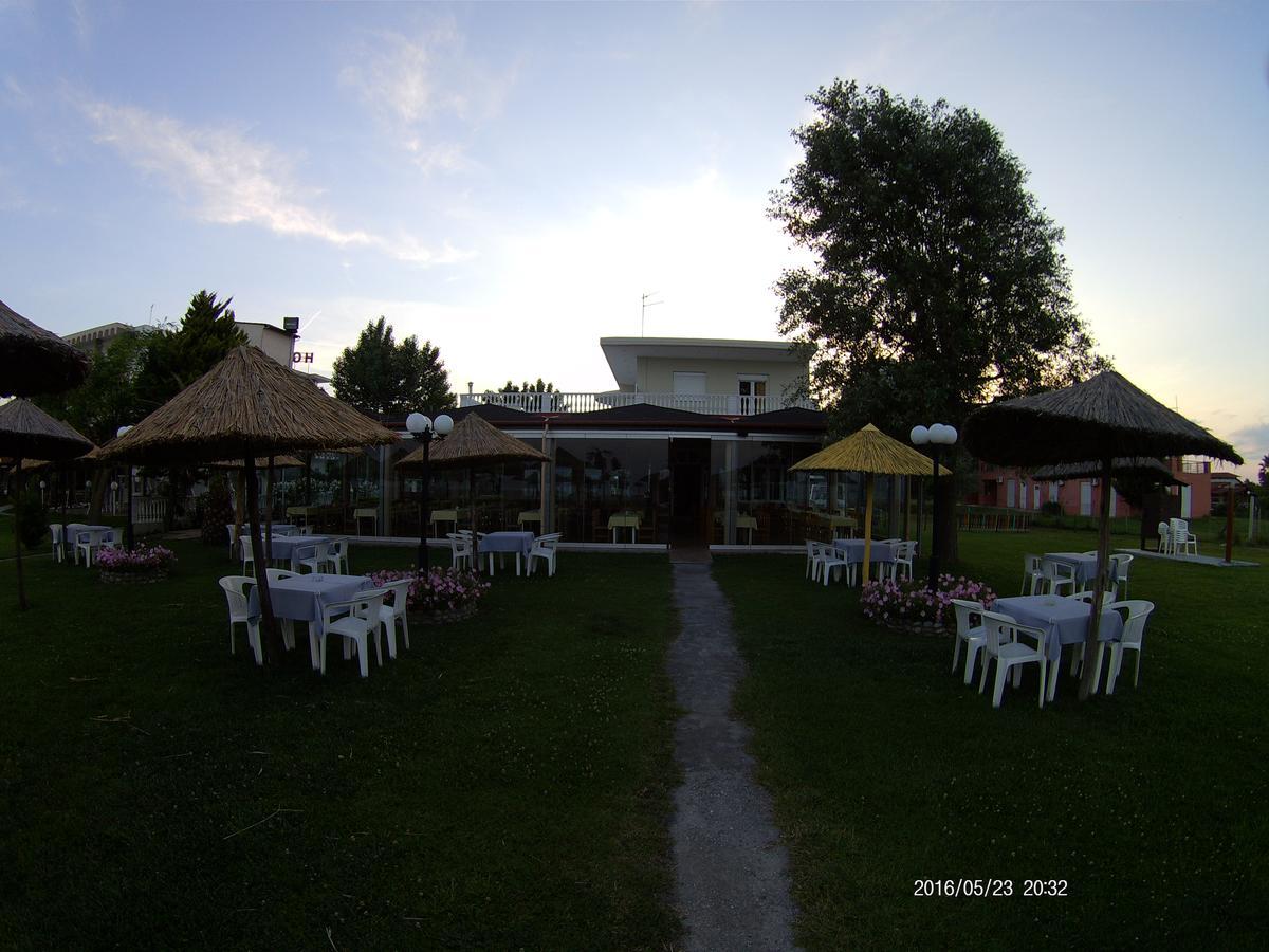 Hotel Akrogiali Korinós 外观 照片